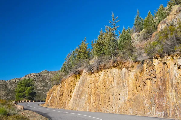 Carretera de montaña con curva aguda — Foto de Stock