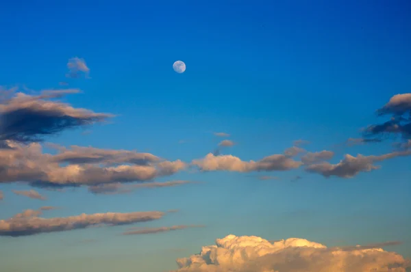 Прекрасне блакитне небо з повним місяцем — стокове фото