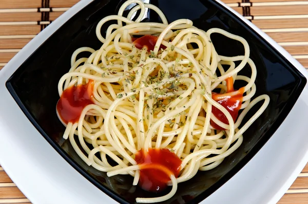 Prato de espaguete acabado de cozinhar — Fotografia de Stock