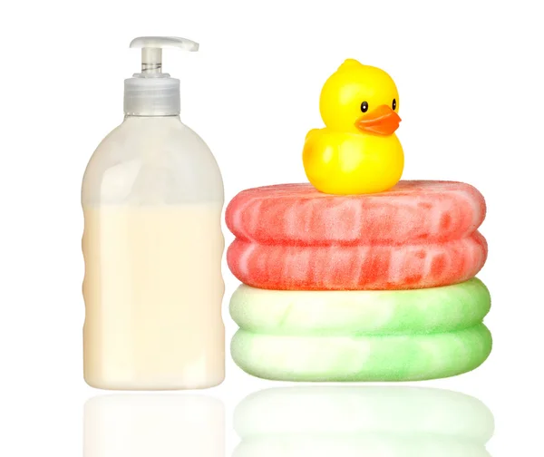 Pato de plástico amarelo sobre esponjas e barco banho dispensador isolado — Fotografia de Stock