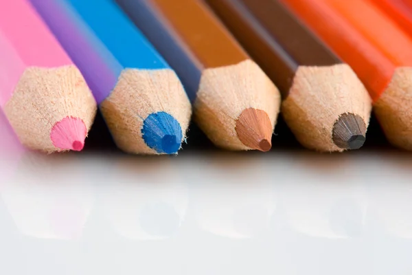 Lápis de muitas cores alinhados — Fotografia de Stock