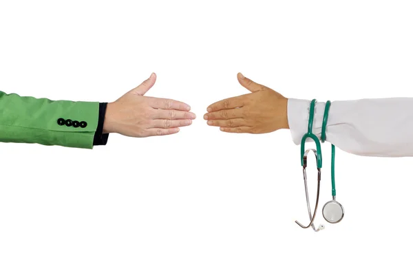 Serrer la main pour conclure un accord entre le médecin et le monde des affaires — Photo