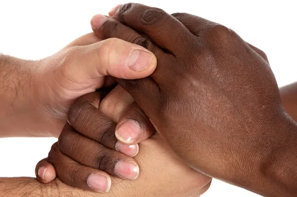 Мужчины Африки и Кавказа пожимают друг другу руки — стоковое фото