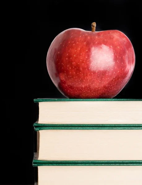 Červené jablko červené na zelenou knihu — Stock fotografie