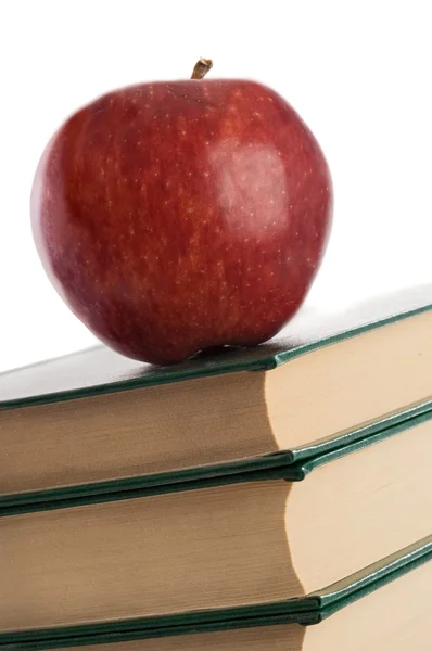Ένα κόκκινο μήλο στην κορυφή βιβλία — Φωτογραφία Αρχείου