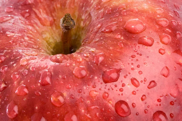 Macro appel met rode druppels water — Stockfoto