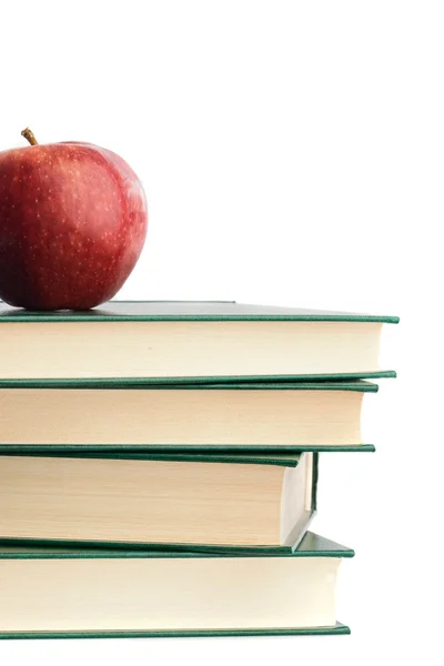 Una mela rossa in cima a molti libri — Foto Stock