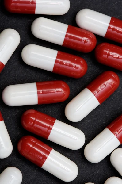 Czerwone i białe tabletki — Zdjęcie stockowe