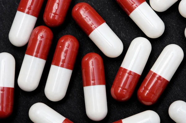 Красные и белые таблетки — стоковое фото