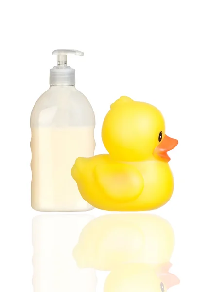 Pato plástico amarelo e dispensador de banho de barco isolado — Fotografia de Stock