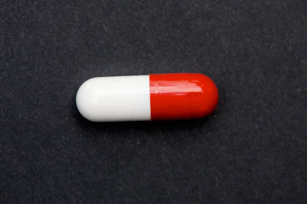 赤と白の錠剤 — ストック写真