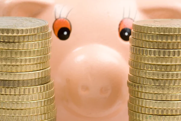 Banco porquinho com duas torres de moedas — Fotografia de Stock