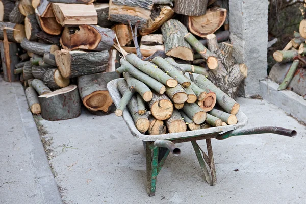 LKW, der Schnittholz für Brennholz transportiert — Stockfoto