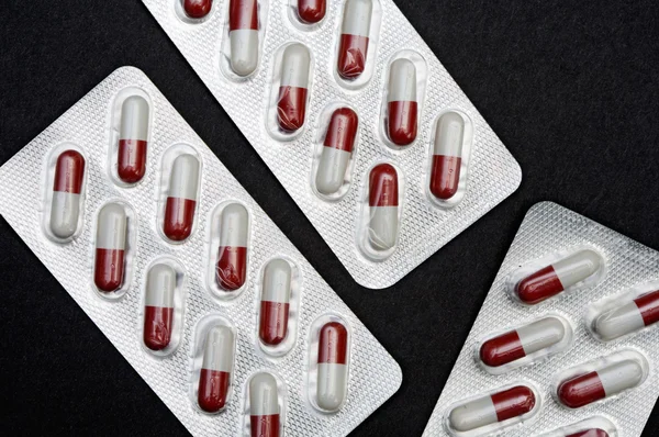 Műanyag tartályban tabletták — Stock Fotó