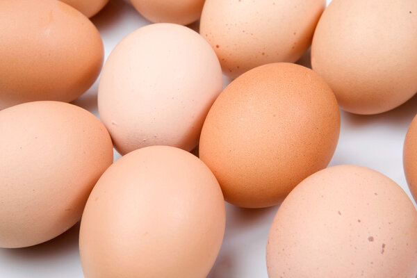 Фото многих коричневых куриных яиц

