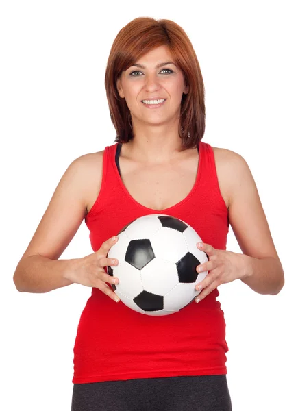 Красива руда дівчина з футбольним м'ячем — стокове фото