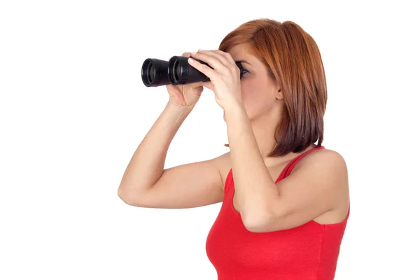 Mooi roodharig meisje op zoek door middel van verrekijkers — Stockfoto
