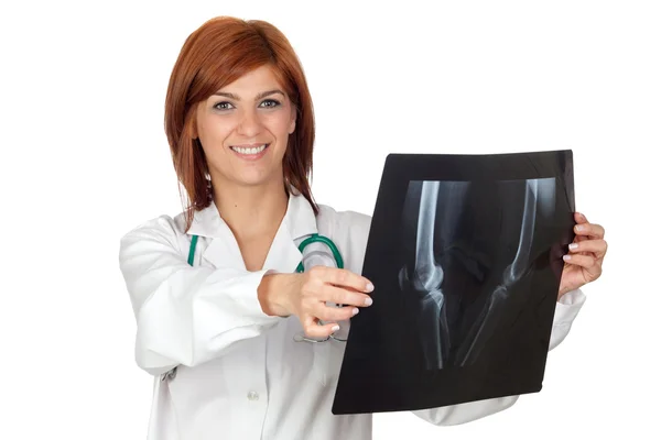 Médico atraente olhando uma radiografia — Fotografia de Stock