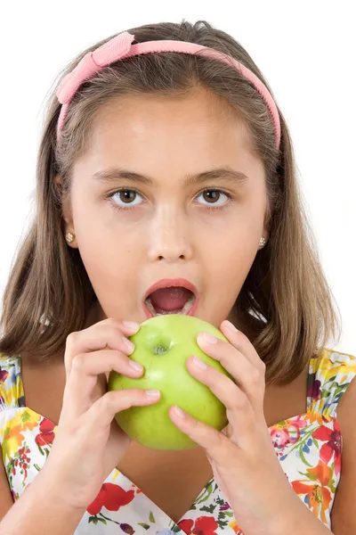 Adorabile ragazza con abito fiorito mangiare una mela — Foto Stock