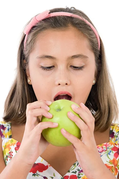 Schattig meisje met bloemrijke jurk eten van een appel — Stockfoto