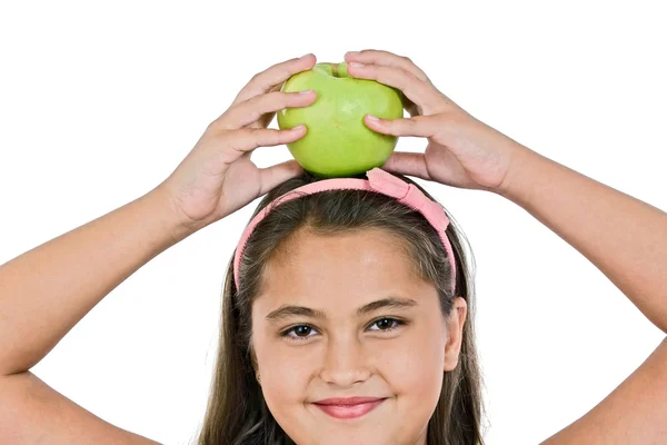 Adorable dziewczyna z jabłkiem na głowie — Zdjęcie stockowe
