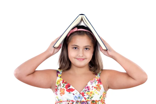彼女の頭の上に本を勉強していた愛らしい少女 — ストック写真