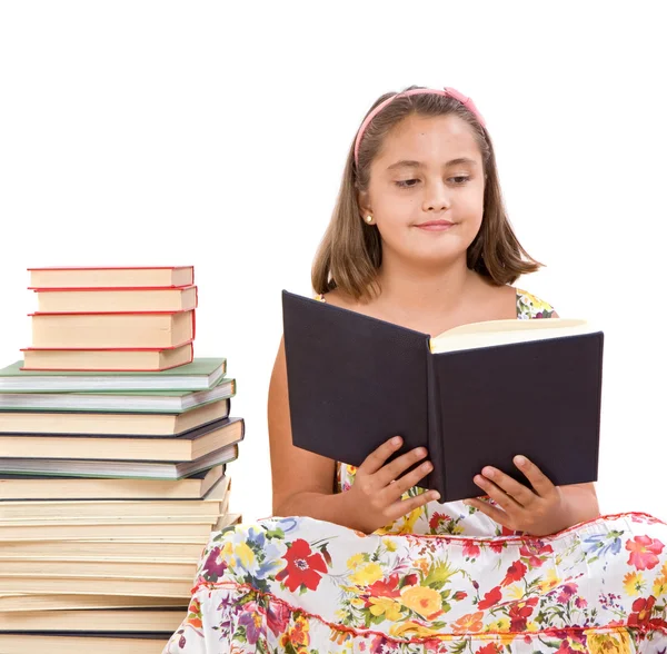 Schattig meisje lezen — Stockfoto