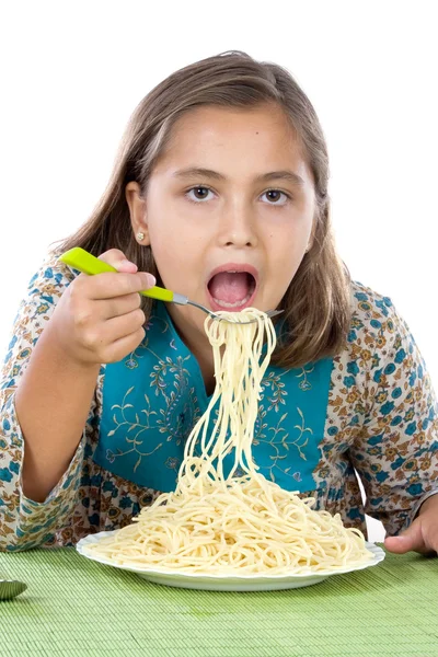 Menina preciosa comer espaguete — Fotografia de Stock
