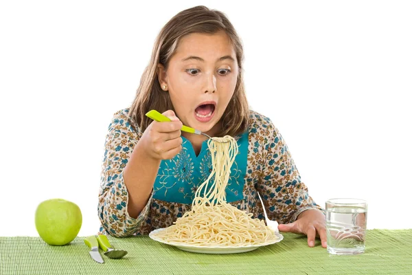 Preciosa chica comiendo espaguetis — Foto de Stock