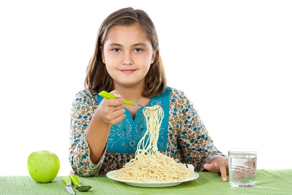 Preciosa chica comiendo espaguetis — Foto de Stock