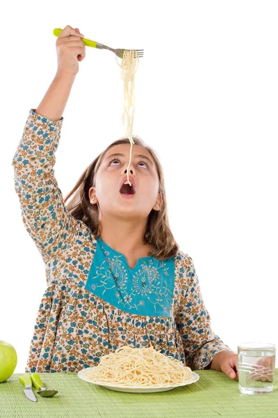Dyrbara flicka äter spaghetti — Stockfoto