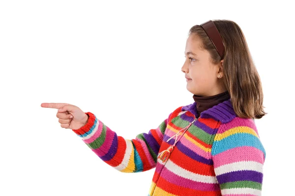 Bedårande flicka med ull jacka pekar — Stockfoto