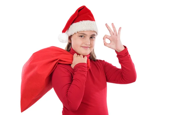 Красивая девушка в рождественской шляпе говорит ОК — стоковое фото