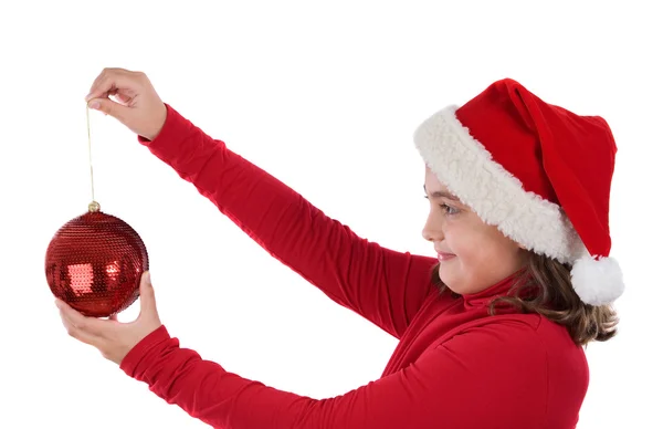 Красивая девушка с красным шаром Рождества — стоковое фото