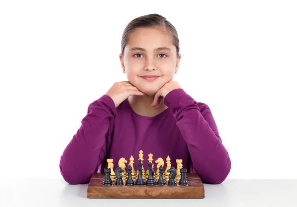 Приваблива маленька дівчинка грає в шахи — стокове фото