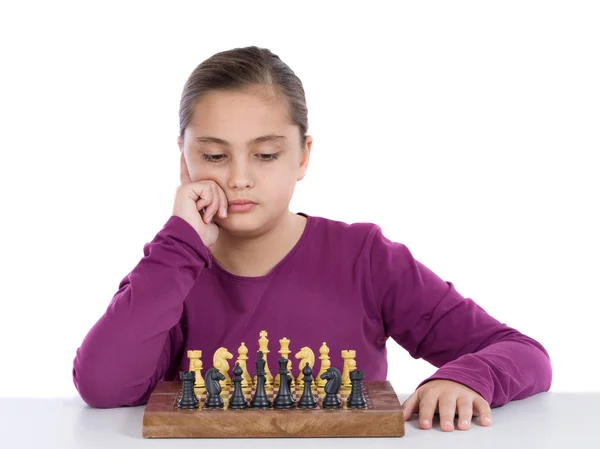 Menina atraente jogando xadrez — Fotografia de Stock