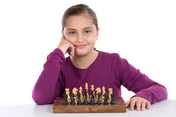 Atractiva niña jugando al ajedrez —  Fotos de Stock