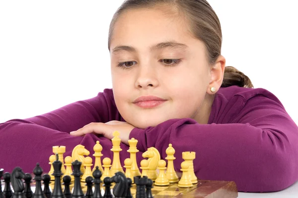 Atractiva niña jugando al ajedrez — Foto de Stock