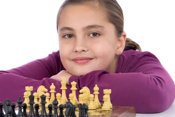 Atraktivní holčička hraje šachy — Stock fotografie
