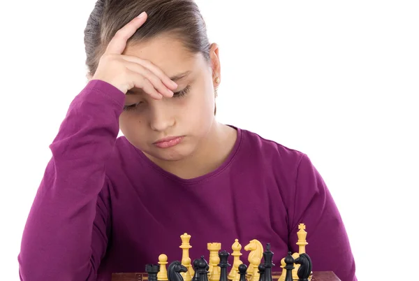 Niña preocupada jugando al ajedrez —  Fotos de Stock