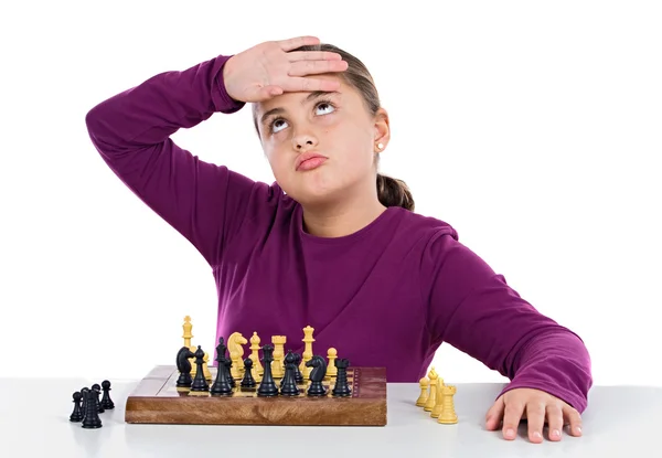 Attraente bambina che gioca a scacchi — Foto Stock