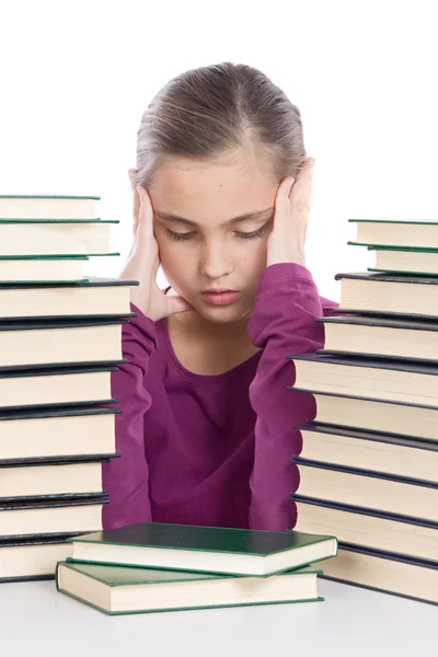 Adorable chica concentrada con muchos libros —  Fotos de Stock