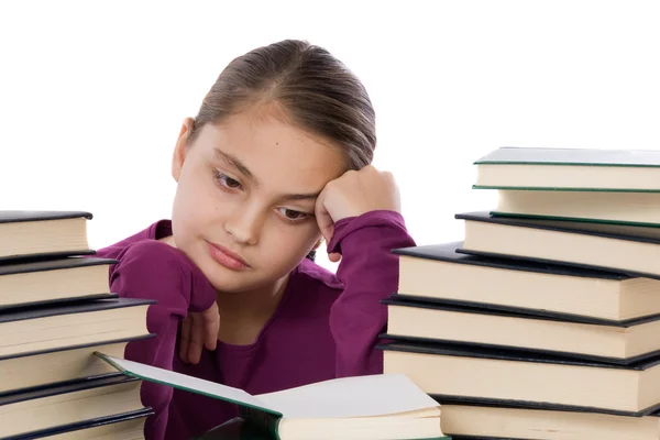 Adorável menina concentrada com muitos livros — Fotografia de Stock