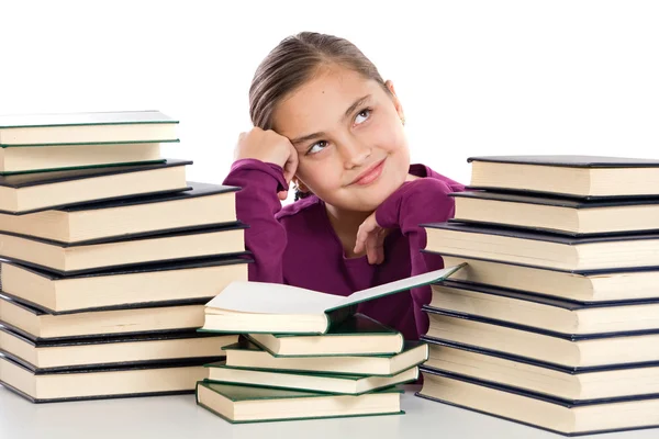Bedårande flicka med många böcker tänkande — Stockfoto