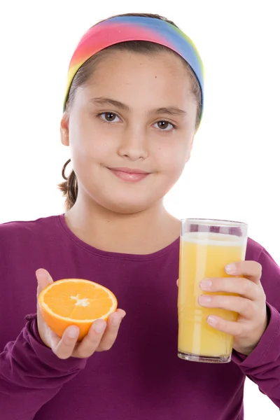 Menina bonito com meia laranja e suco de laranja — Fotografia de Stock