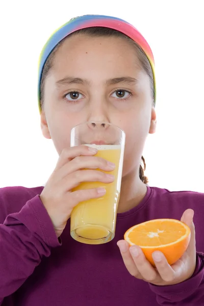 Niedliches Mädchen trinkt einen Saft von Orange — Stockfoto