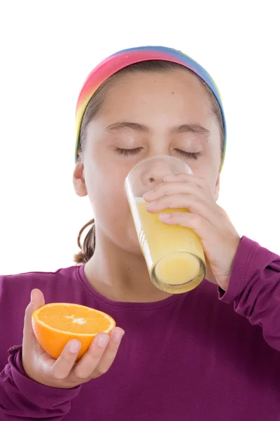 Menina bonito beber um suco de laranja — Fotografia de Stock