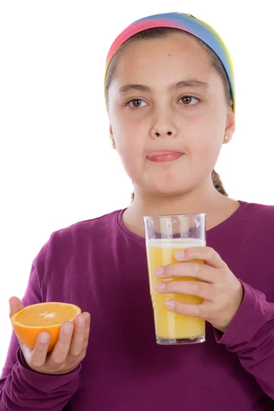Söt tjej med en halv apelsin och juice av apelsin — Stockfoto
