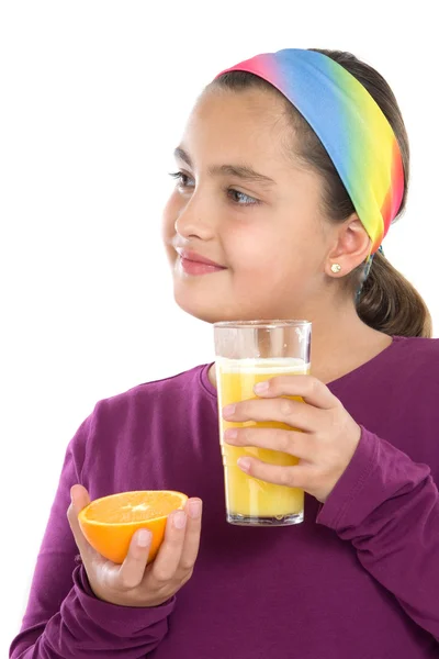Aranyos lány ivott a narancs juice — Stock Fotó