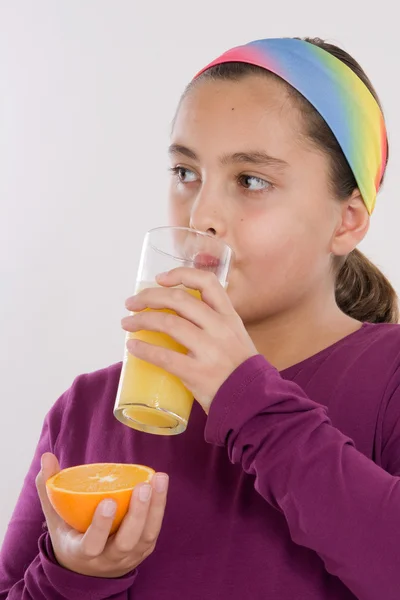 Ragazza che beve un succo d'arancia — Foto Stock